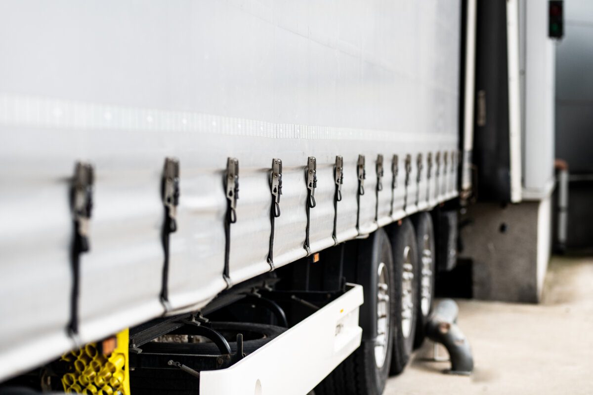 Mit korrekter LKW-Ladungssicherung Gefahren und Bußgelder vermeiden