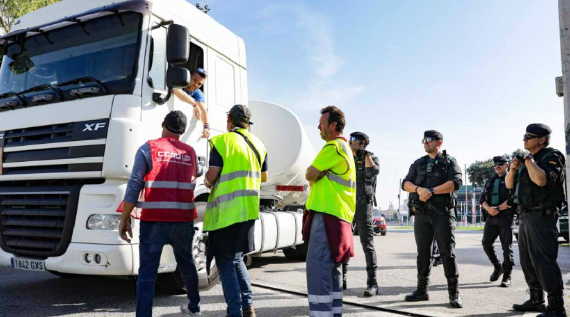 Spanyol fuvaros-sztrájk: lazítják a vezetési időre vonatkozó szabályokat