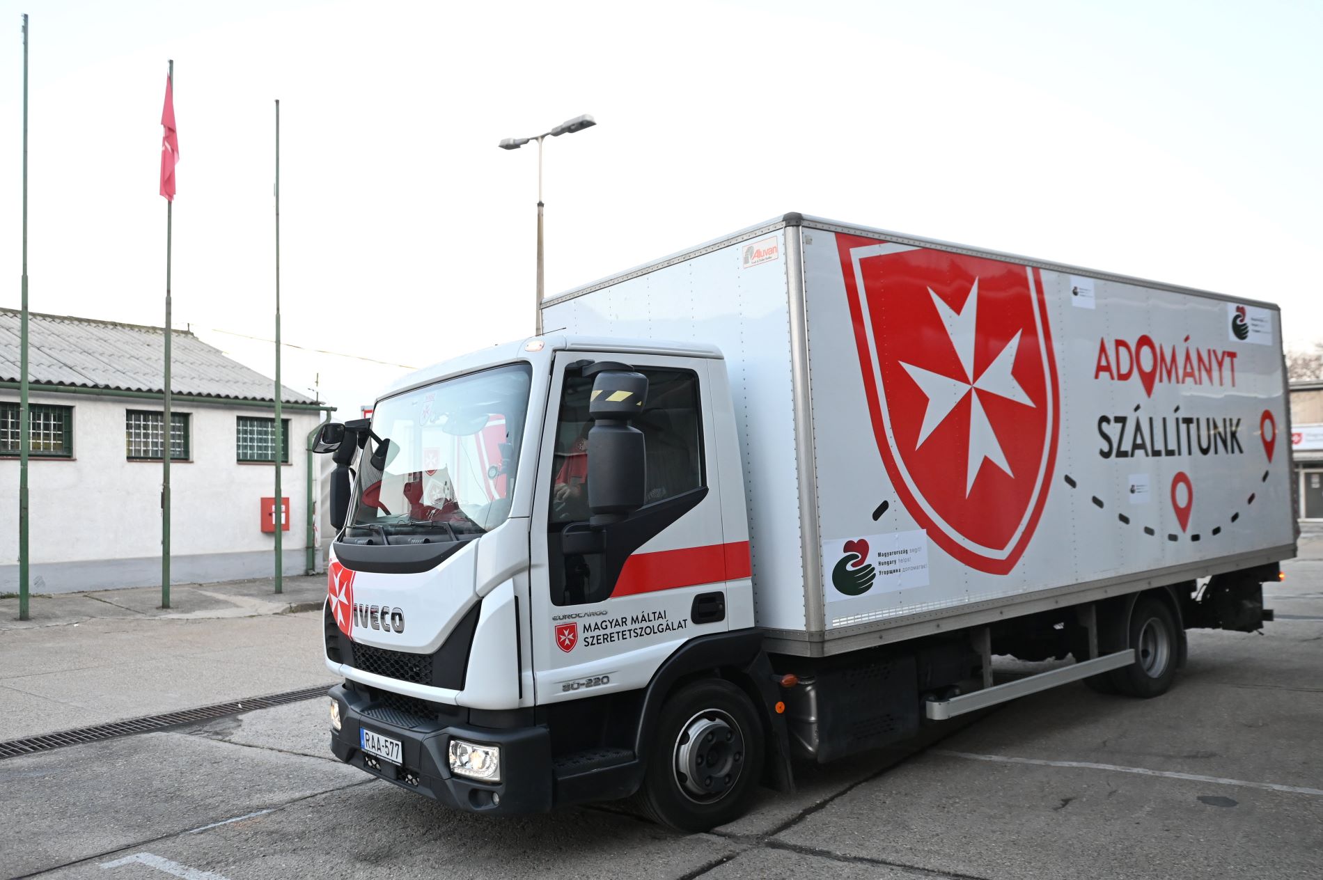 Sorra indulnak a humanitárius segélyszállítmányokkal a kamionok Magyarországról