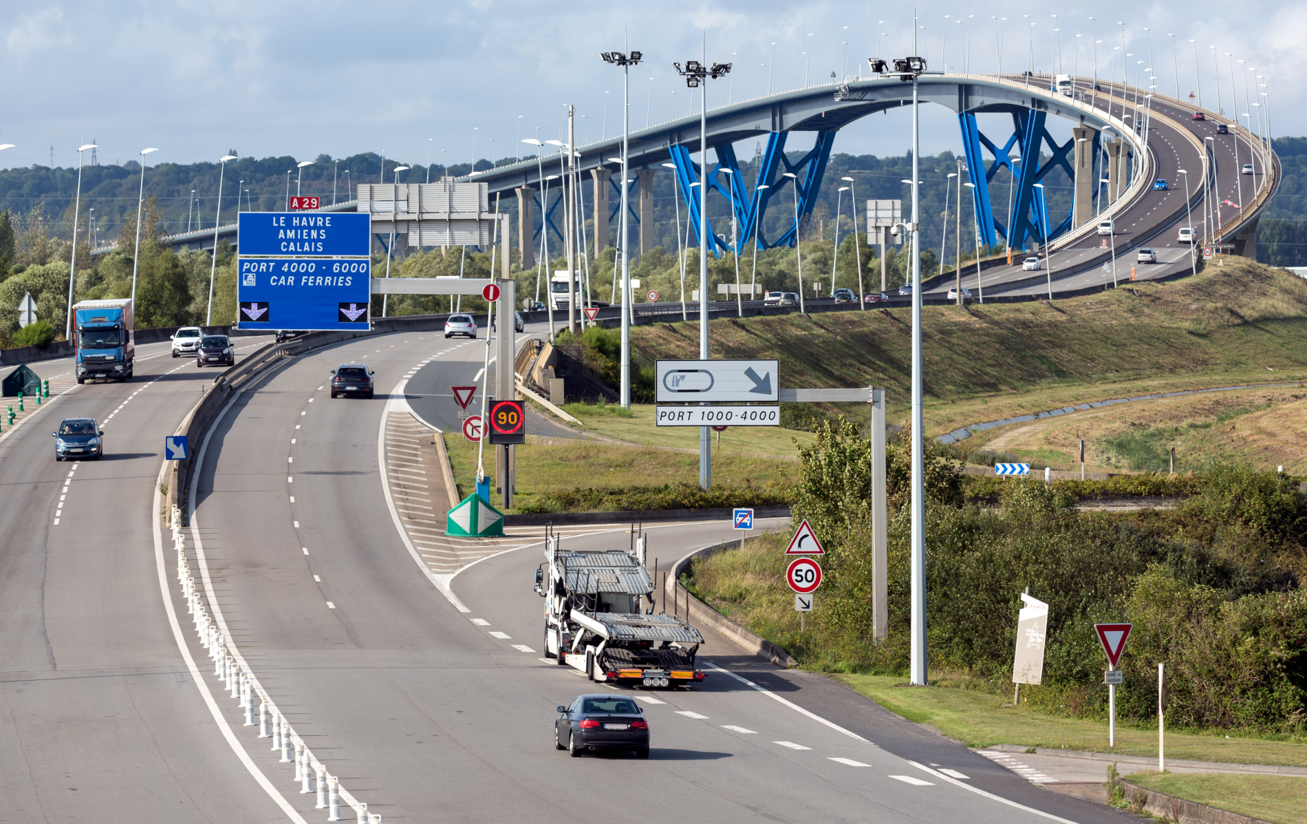 Franța ridică anumite restricții pentru camioane