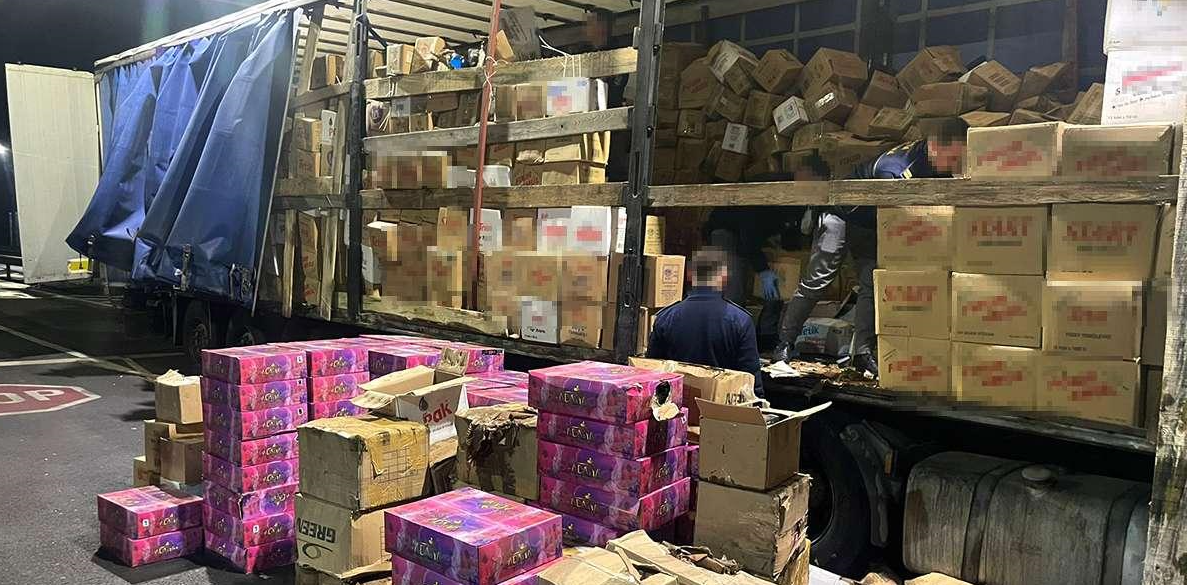 Şofer de camion cercetat după ce în camionul său au fost identificați 23 de migranţi şi cinci tone de tutun de contrabandă