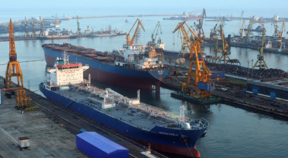 România interzice accesul navelor rusești în portul Constanța