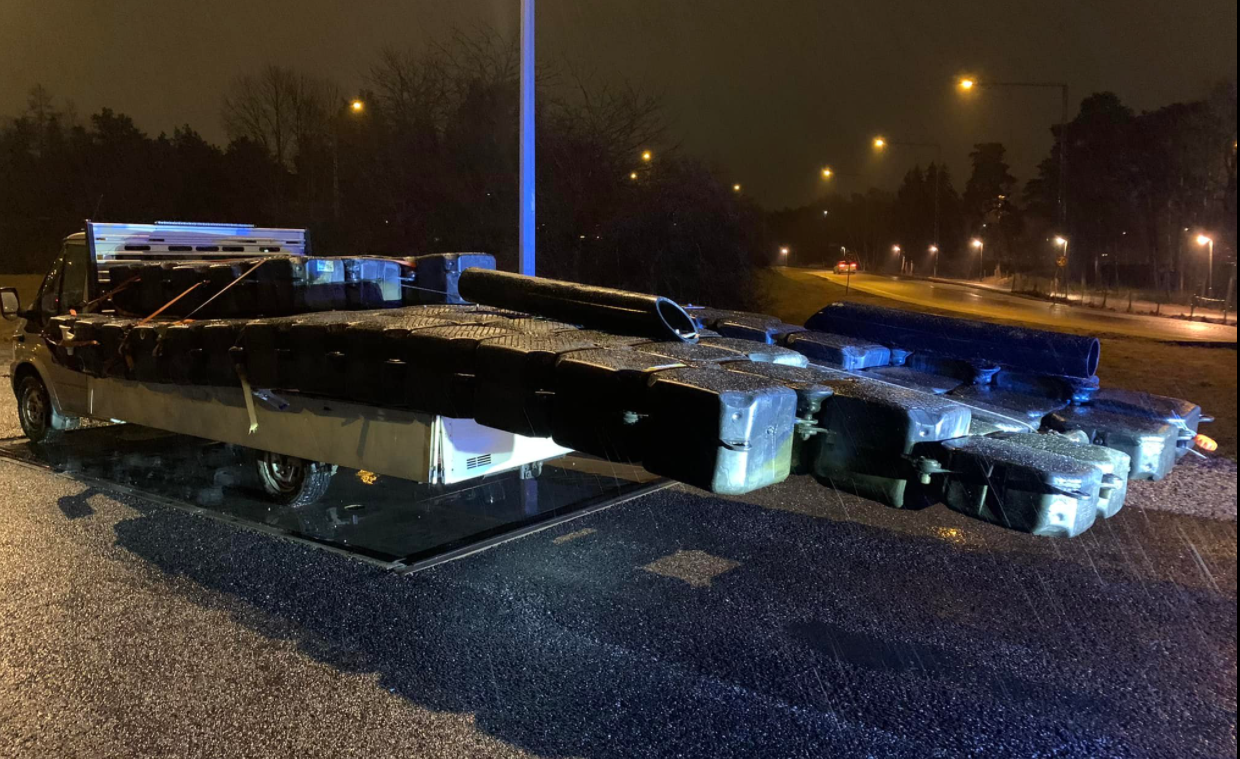 Waghalsige Transporte und abenteuerliche Landungssicherung lassen Polizisten staunen