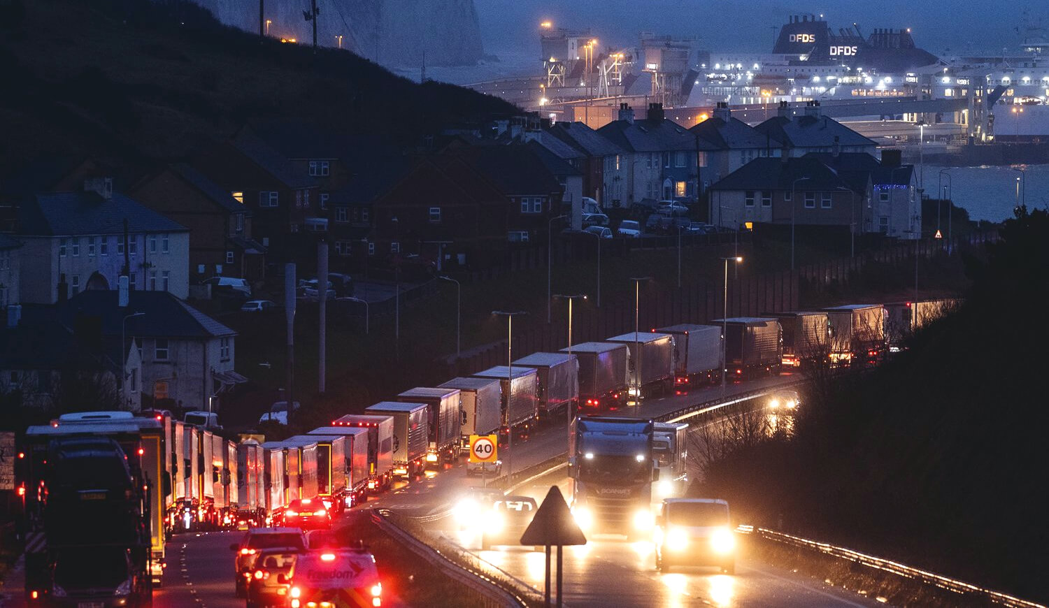 Doveri káosz: a vezetési idők meghosszabbításával válaszol a brit kormány