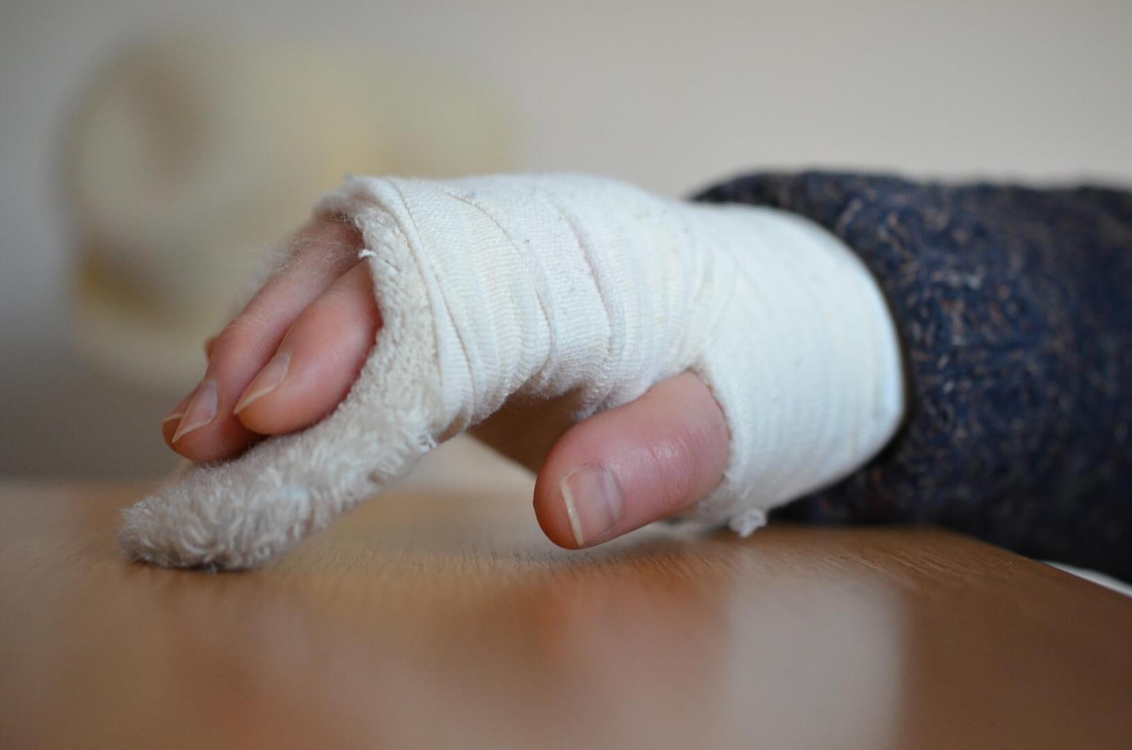 Złamał rękę podczas prowadzenia ciężarówki. Przyczyna – dość niecodzienna