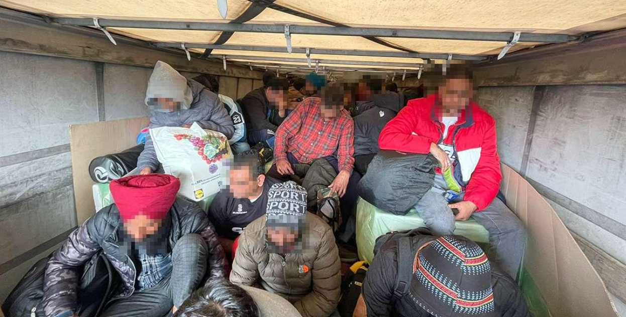 Șofer român cercetat pentru infracţiunea de trafic de migranți