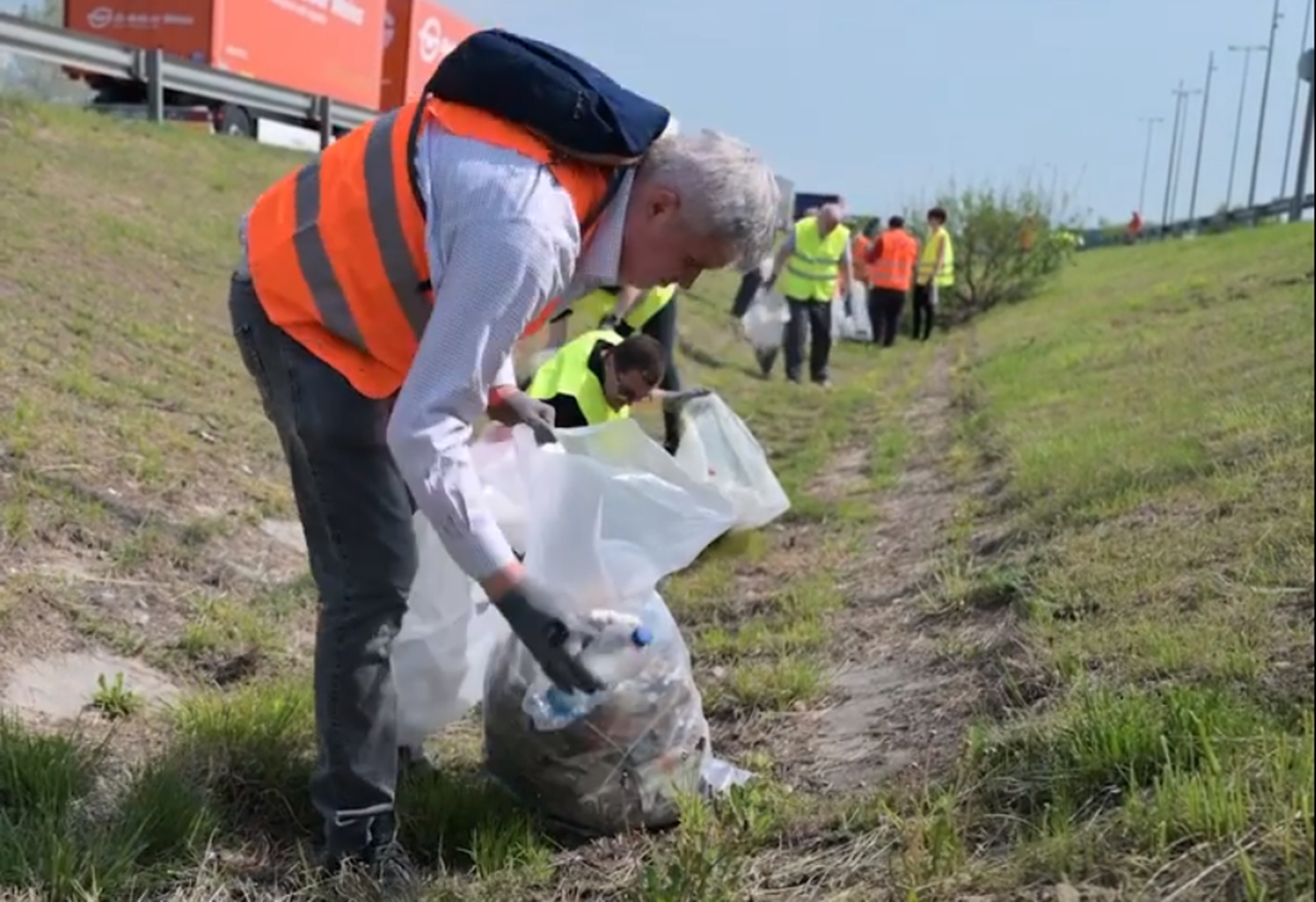 350 tonna szemetet gyűjtöttek össze az utak mellől két nap alatt (videó)