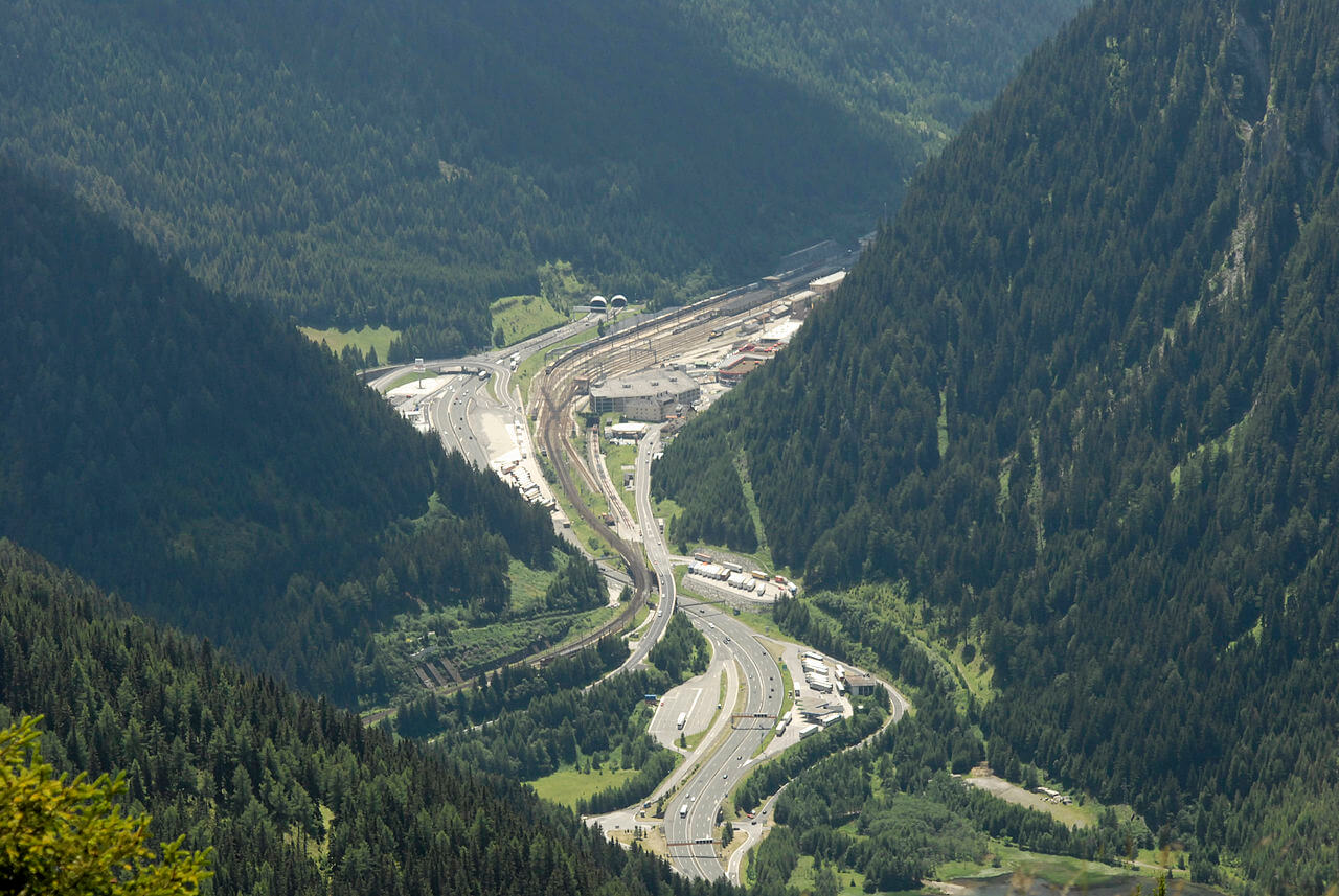 Tirol: újabb teherautós forgalmi korlátozások még több autópályán