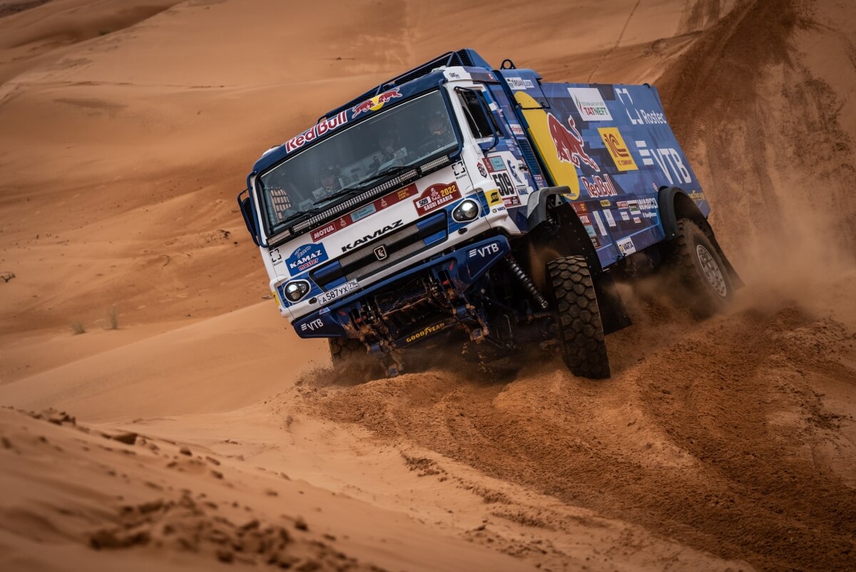 Bajban a Kamaz: eladják a Dakar teherautókat, lerövidítik a munkahetet