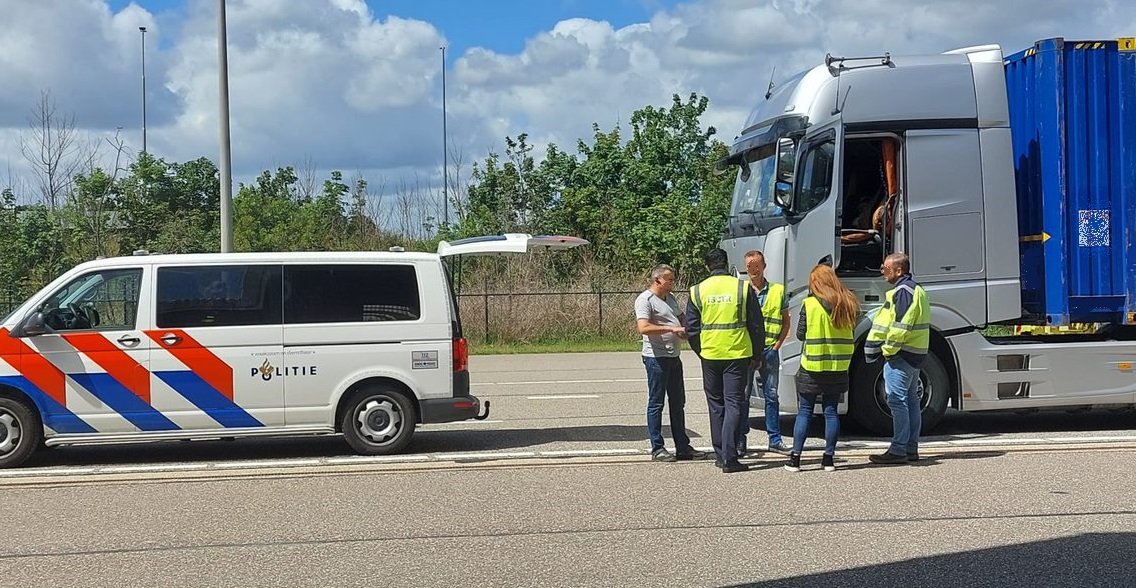 Neįprasta sunkvežimių kontrolė. Policija tikrino net matomumą iš kabinų