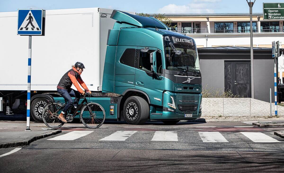 Itt a Volvo új biztonsági rendszere a holttér kiküszöbölésére