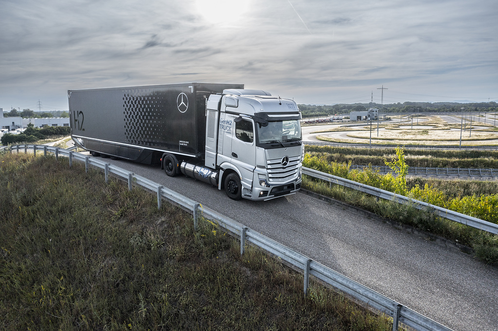 Újabb mérföldő: a Daimler folyékony hidrogénes teherautót tesztel