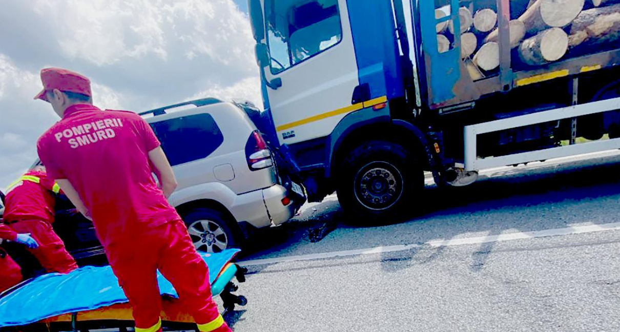 Transport ilegal de lemn, oprit de polițiștii de frontieră; șoferul s-a închis în cabina camionului și a trecut la amenințări