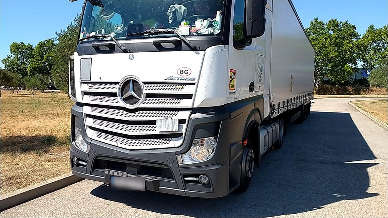 50 km/ó helyett 107-tel hajtott a kamionos – hogy a pihenőhelyre érjen, mielőtt lejár a vezetési ideje