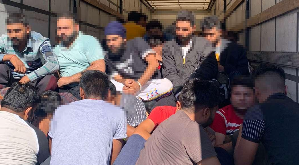 Poliția de Frontieră: Acţiuni intense la frontiera de vest. 132 de cetăţeni străini, depistați ascunși printre mărfurile din camioane