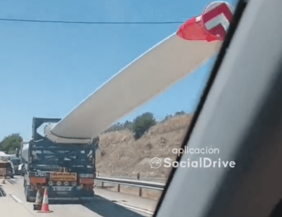 Transport agabaritic cu consecințe grave: Elicea turbinei eoliene a pătruns în cabina camionului