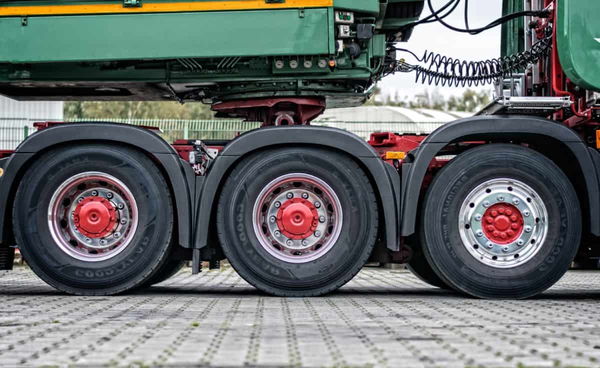 O soluție creativă dezvoltată de un șofer de camion pentru a circula mai bine pe caniculă