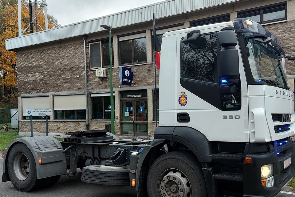Teherautóból lesik a belga rendőrök a gépkocsivezetőket, hogy mobiloznak-e vezetés közben