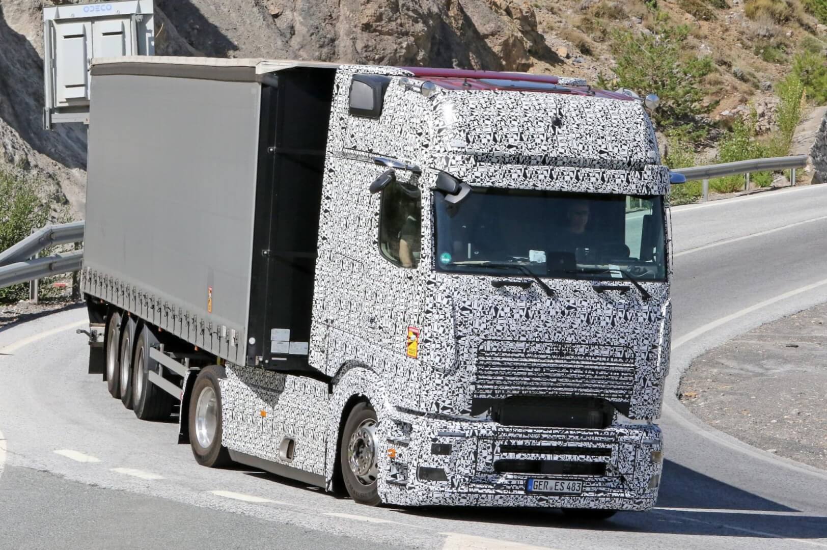 Máris változtat az új Actros fülkéjén a Mercedes?