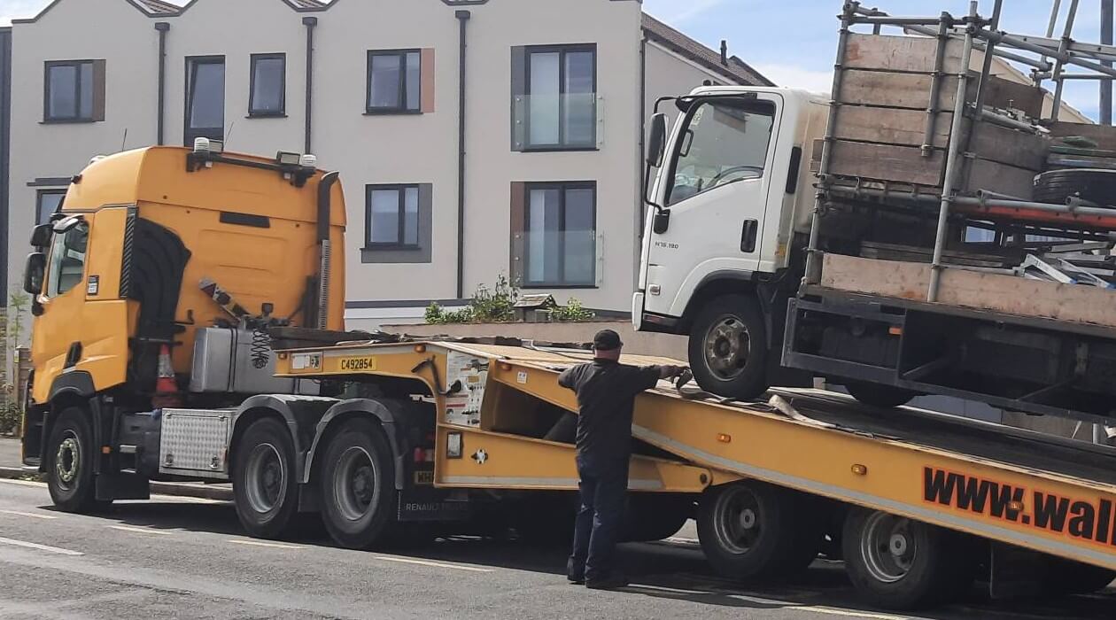 Police appears to seize truck with no MOT using trailer with expired MOT