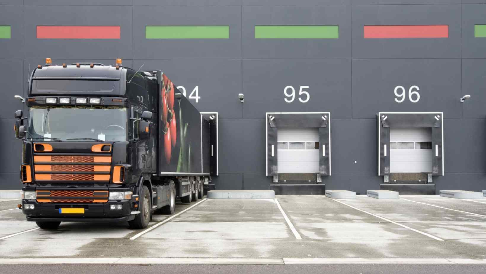 Kelių transporto krovinių apyvarta Rusijoje ir toliau mažėja, o krovinių gabenimo tarifai – auga