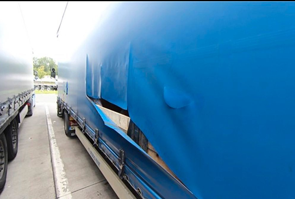 Doi infractori prinși în flagrant în timp ce sustrăgeau bunuri dintr-un camion