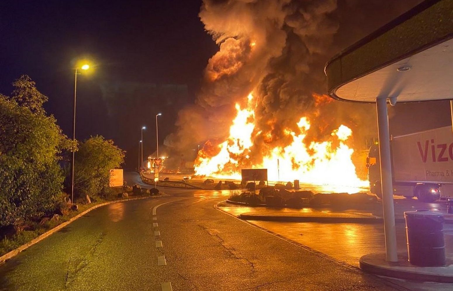 Vyksta tyrimas dėl stovėjimo aikštelėje kilusio sunkvežimio iš Lietuvos gaisro