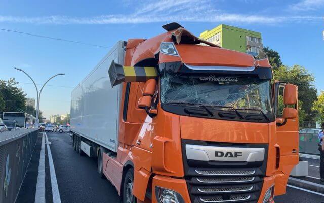 Circulație închisă în pasajul Unirii, după ce un camion a acroșat limitatorul de înălțime