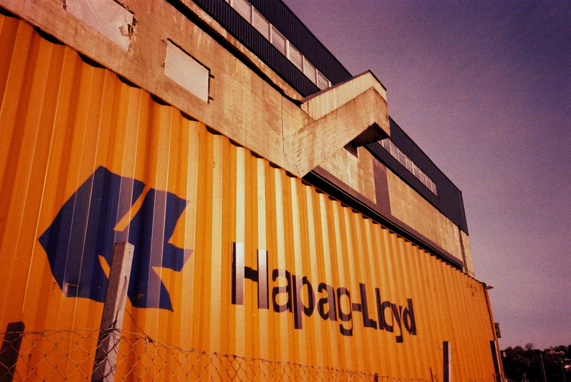 Hapag-Lloyd achiziționeaza 49% din Spinelli Group