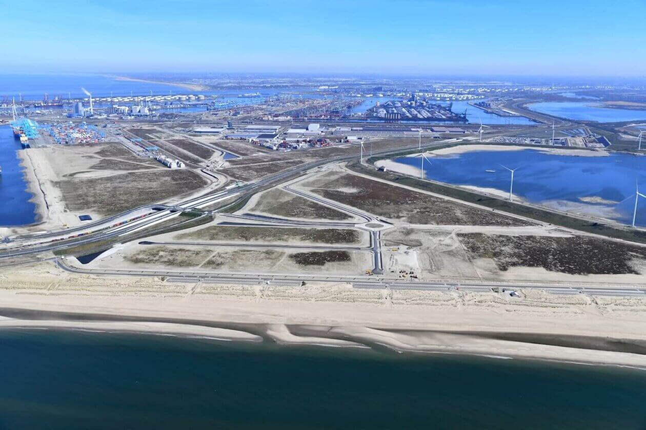 Un mega terminal va fi construit în cel mai mare port de containere din Europa
