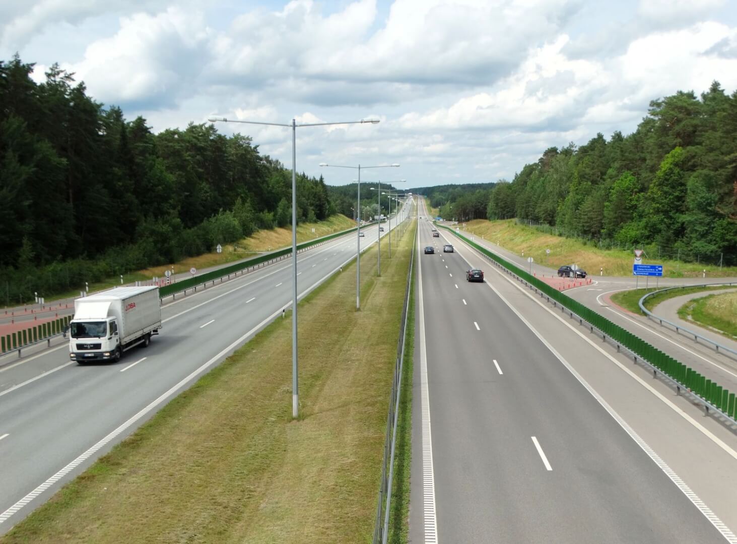 Vyriausybė siūlo riboti leistiną greitį greitkeliuose