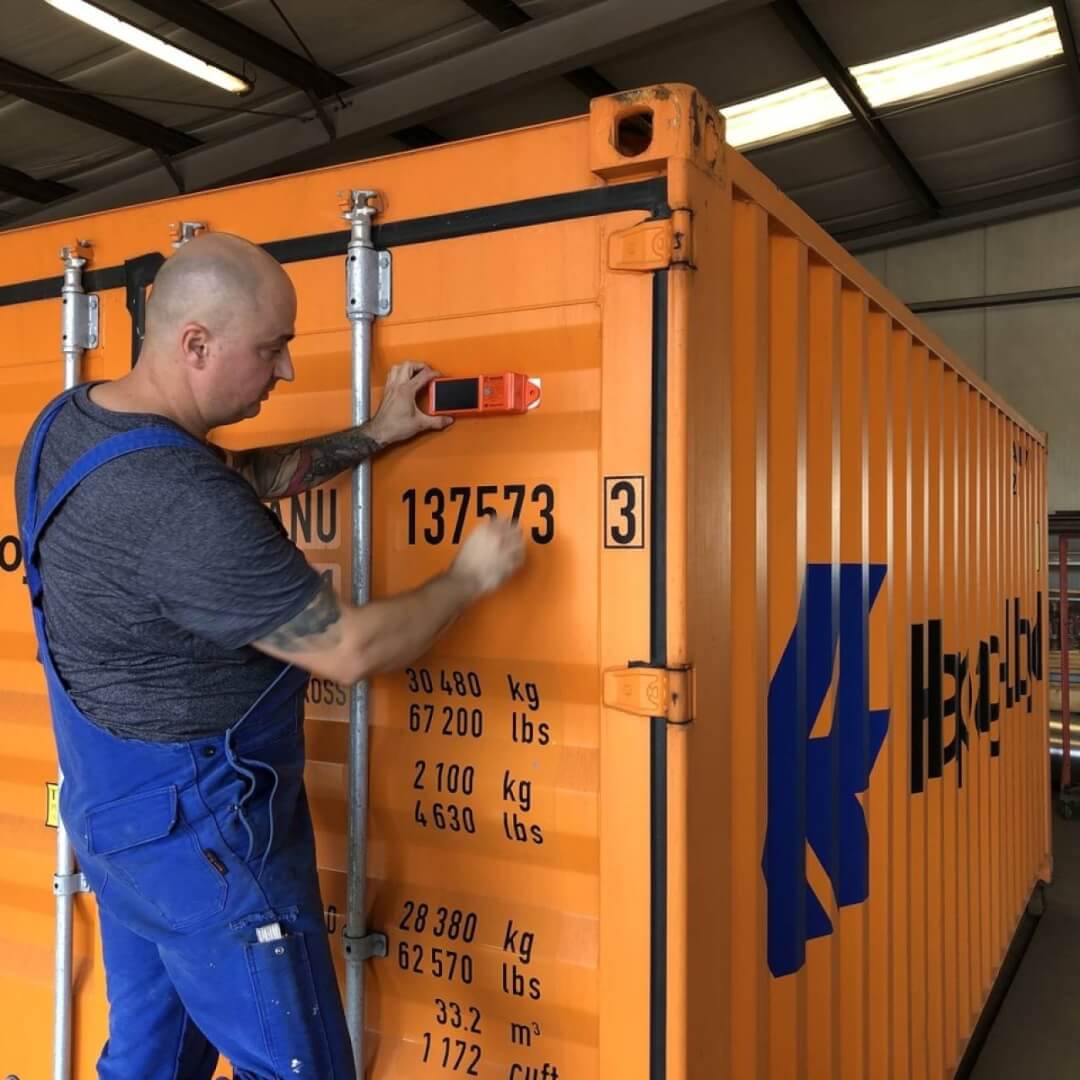 Hapag-Lloyd începe instalarea de dispozitive de urmărire în timp real pe containere: ”Suntem primul transportator din industrie care a făcut un pas atât de mare în digitalizarea transportului de containere”