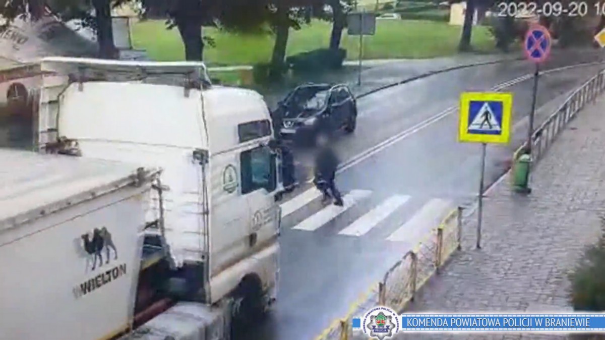 Police warn of hefty fines for failing to give way at pedestrian crossings